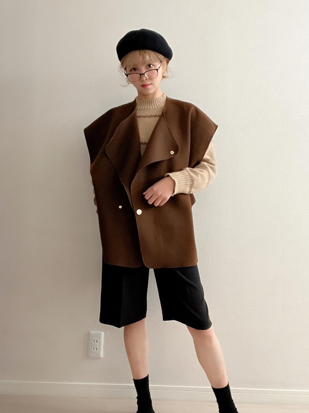 ブラウン系のベスト、ブラック系のその他パンツ、ベージュ系のハットを着用したレディースの冬コーディネートの2枚目の写真