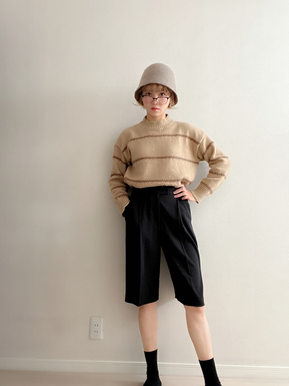 ブラウン系のベスト、ブラック系のその他パンツ、ベージュ系のハットを着用したレディースの冬コーディネートの3枚目の写真