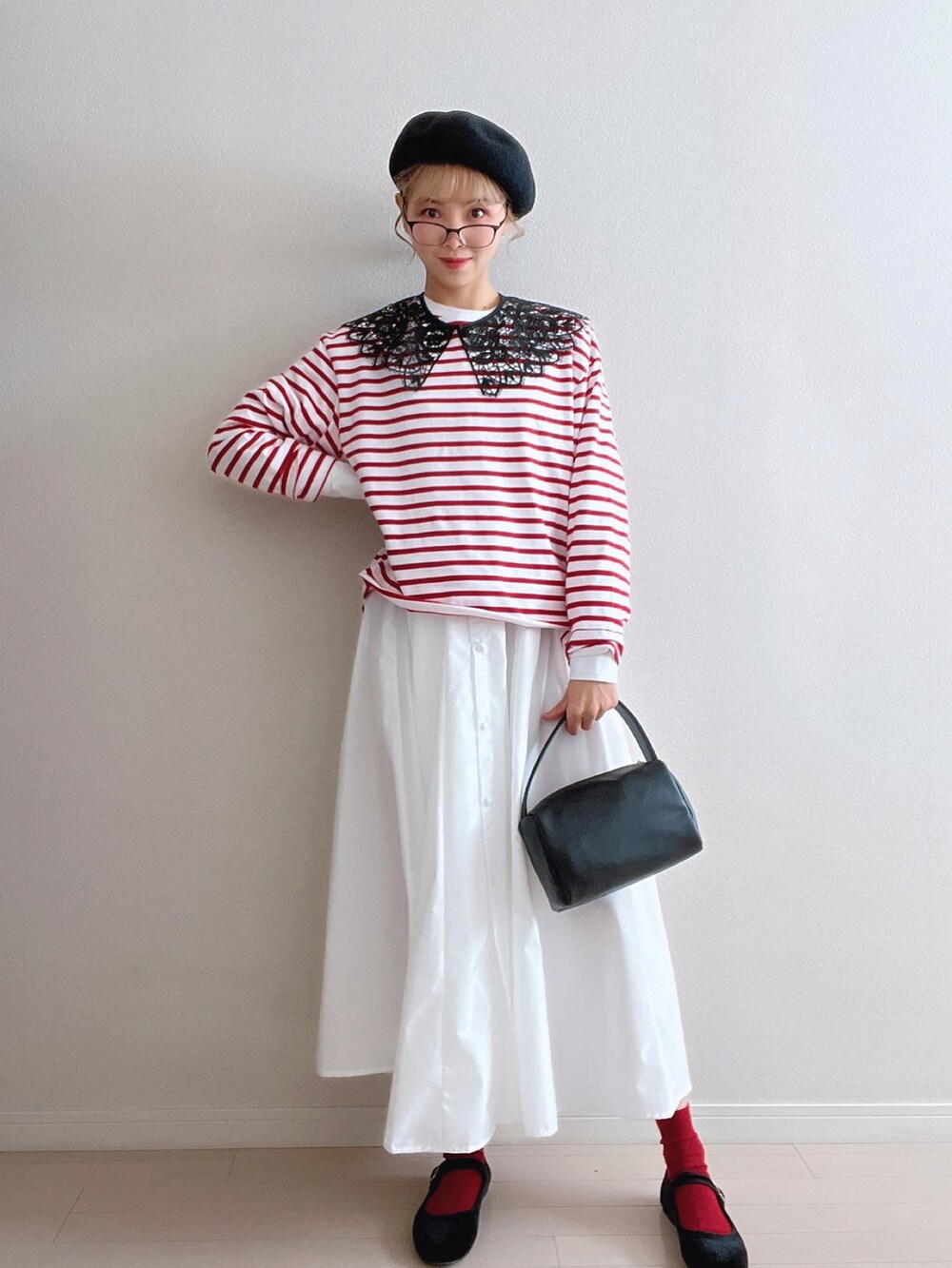 「GU、GUコーデ、シャツワンピース、シャツワンピ、Tシャツ、赤い靴下、大人女子、春服、お出かけコーデ、カジュアルコーデ、プチプラコーデ、メガネ女子、Tシャツ/カットソー、カンフーシューズ、バレーシューズ」｜「ECRIREの【yun_wearコラボ】ボリュームスリーブサーキュラーフレアロング丈ワンピース（シャツワンピース、ホワイト系）」を使った、soriso0712さん（レディース・163cm）の冬コーディネートの2枚目の写真