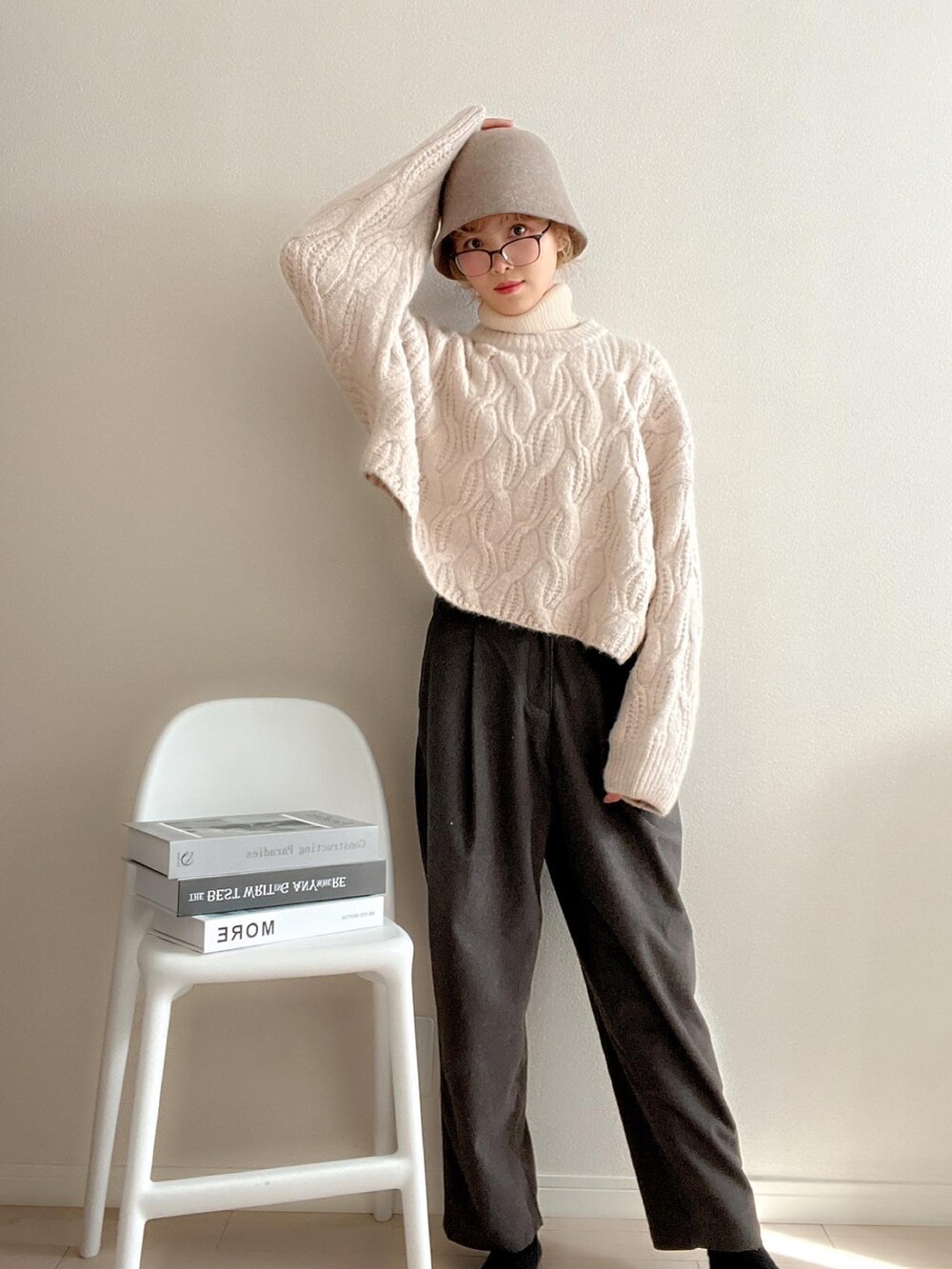 「大人カジュアル、きれいめカジュアル、春コーデ、ニットコーデ、ニットパンツ、チューリップハット、MUJI、メンズライク、selectmoca、ショートニット、ショート丈トップス、ショート丈、メガネ女子、大人かわいい、大人ガーリー」｜「mysticのフェルトチューリップハット（ハット、ベージュ系）」を使った、soriso0712さん（レディース・163cm）の冬コーディネートの2枚目の写真