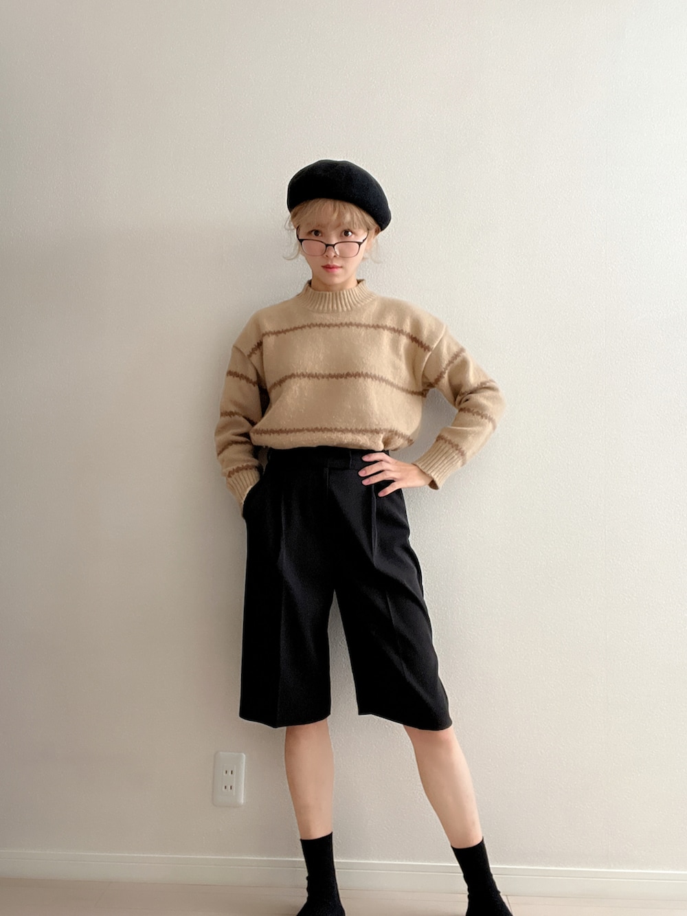 ブラウン系のベスト、ブラック系のその他パンツ、ベージュ系のハットを着用したレディースの冬コーディネートの4枚目の写真