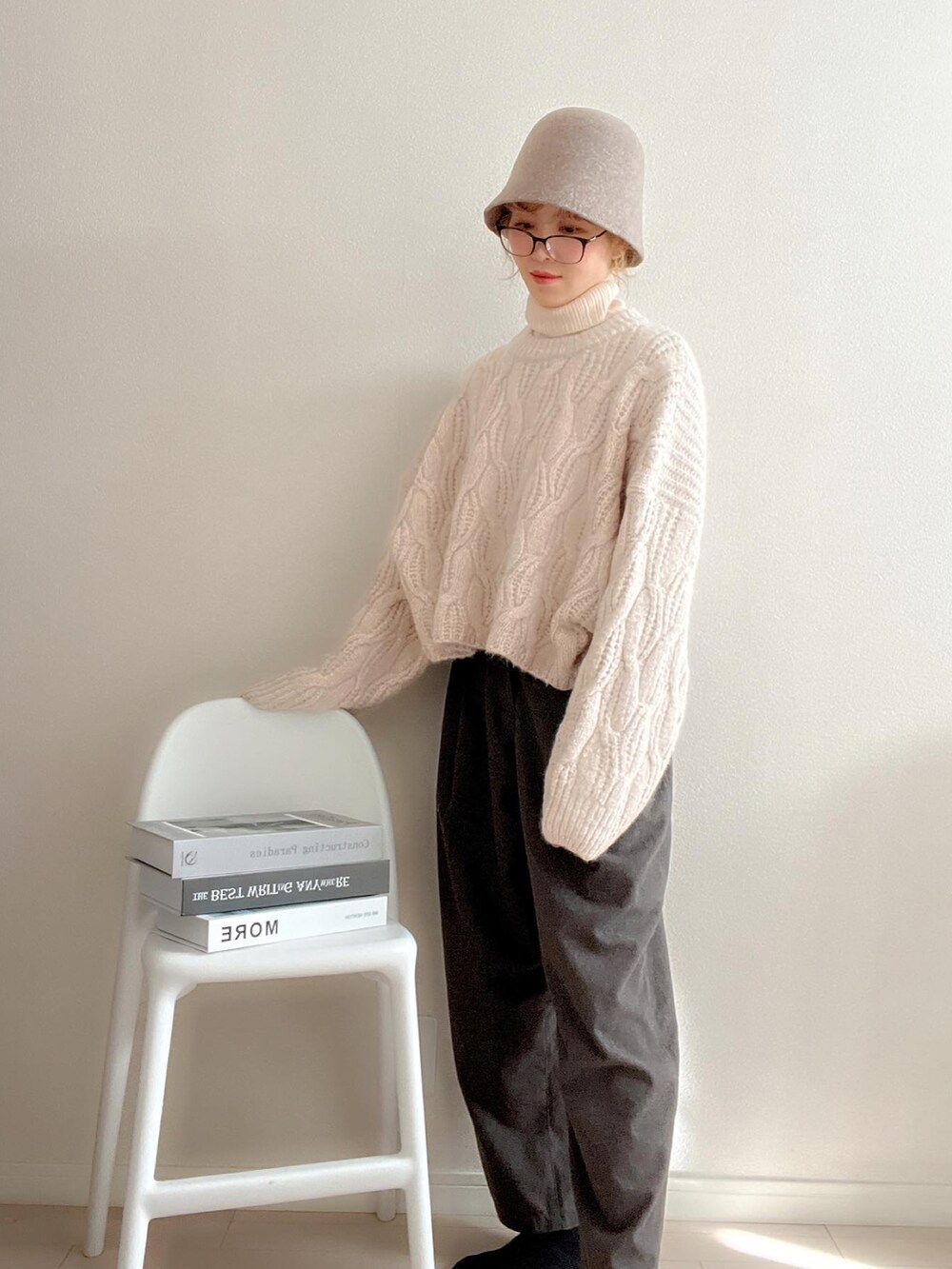 「大人カジュアル、きれいめカジュアル、春コーデ、ニットコーデ、ニットパンツ、チューリップハット、MUJI、メンズライク、selectmoca、ショートニット、ショート丈トップス、ショート丈、メガネ女子、大人かわいい、大人ガーリー」｜「mysticのフェルトチューリップハット（ハット、ベージュ系）」を使った、soriso0712さん（レディース・163cm）の冬コーディネートの3枚目の写真