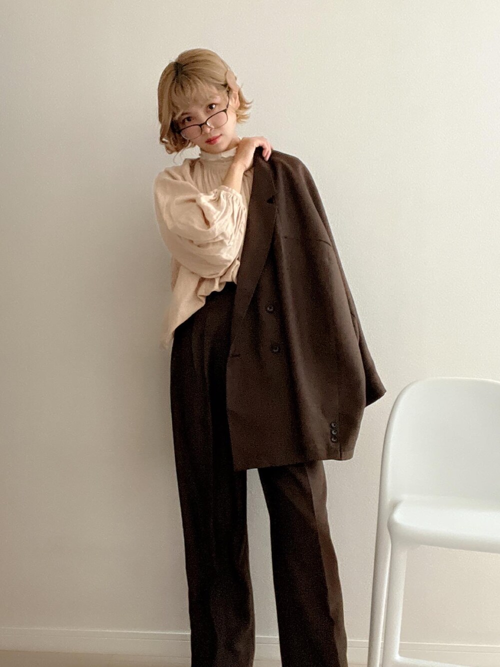 「オトナ女子、ootd、オトナカジュアル、ラクチンコーデ、モノトーンコーデ、ボリューム袖、ママコーデ、おしゃれさんと繋がりたい、アウター、春コーデ、セットアップ、セットアップスタイル、セットアップコーデ、セットアップ風、ブラウン」｜「onetomeの【きりまる】ダブルガーゼ ギャザーブラウス（シャツ/ブラウス、ベージュ系）」を使った、soriso0712さん（レディース・163cm）の冬コーディネートの3枚目の写真