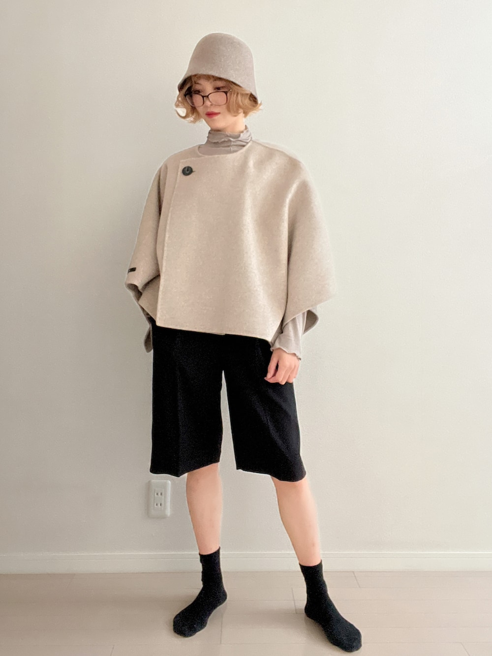 「秋冬コーデ、大人かわいい、ゆるコーデ、パンツスタイル、キレイめ、クリスマスに着たい服、コート、ベージュコーデ、アウター、半ズボン、きれいめカジュアル、dholic、シンプルコーデ、シンプルスタイル、大人女子」｜「DHOLICのアイテム（パーカー、ベージュ系）」を使った、soriso0712さん（レディース・163cm）の冬コーディネートの2枚目の写真