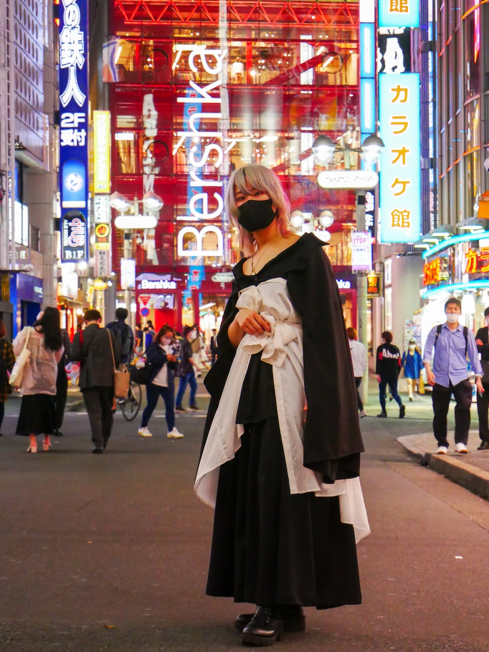 ブラック系のその他トップス、ブラック系のその他パンツ、ホワイト系のシャツ/ブラウスを着用したレディースの春コーディネートの2枚目の写真