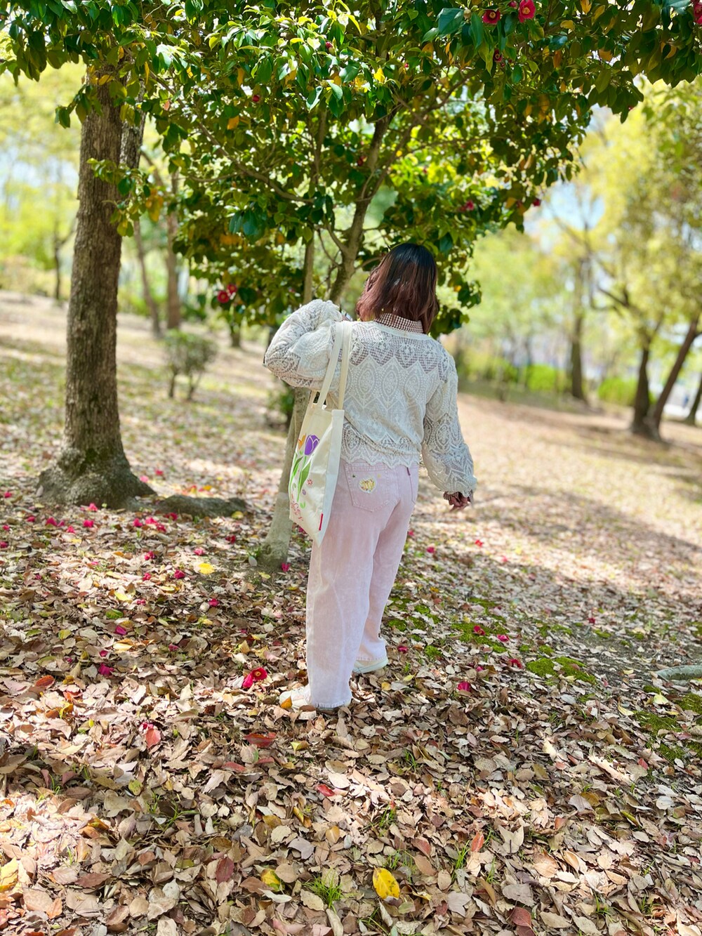 ホワイト系のスニーカーを着用したレディースの春コーディネートの2枚目の写真