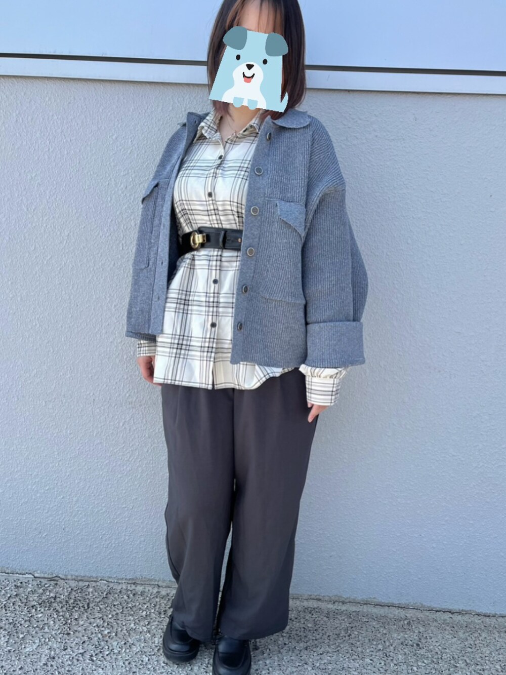 ブルー系のジャケット/アウターを着用したレディースの春コーディネートの3枚目の写真
