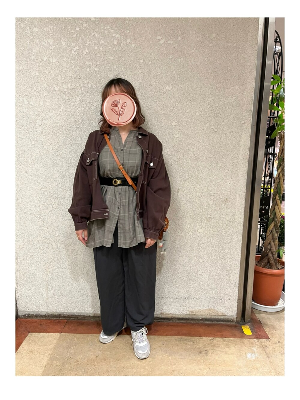 グレー系のスニーカーを着用したレディースの春コーディネートの2枚目の写真