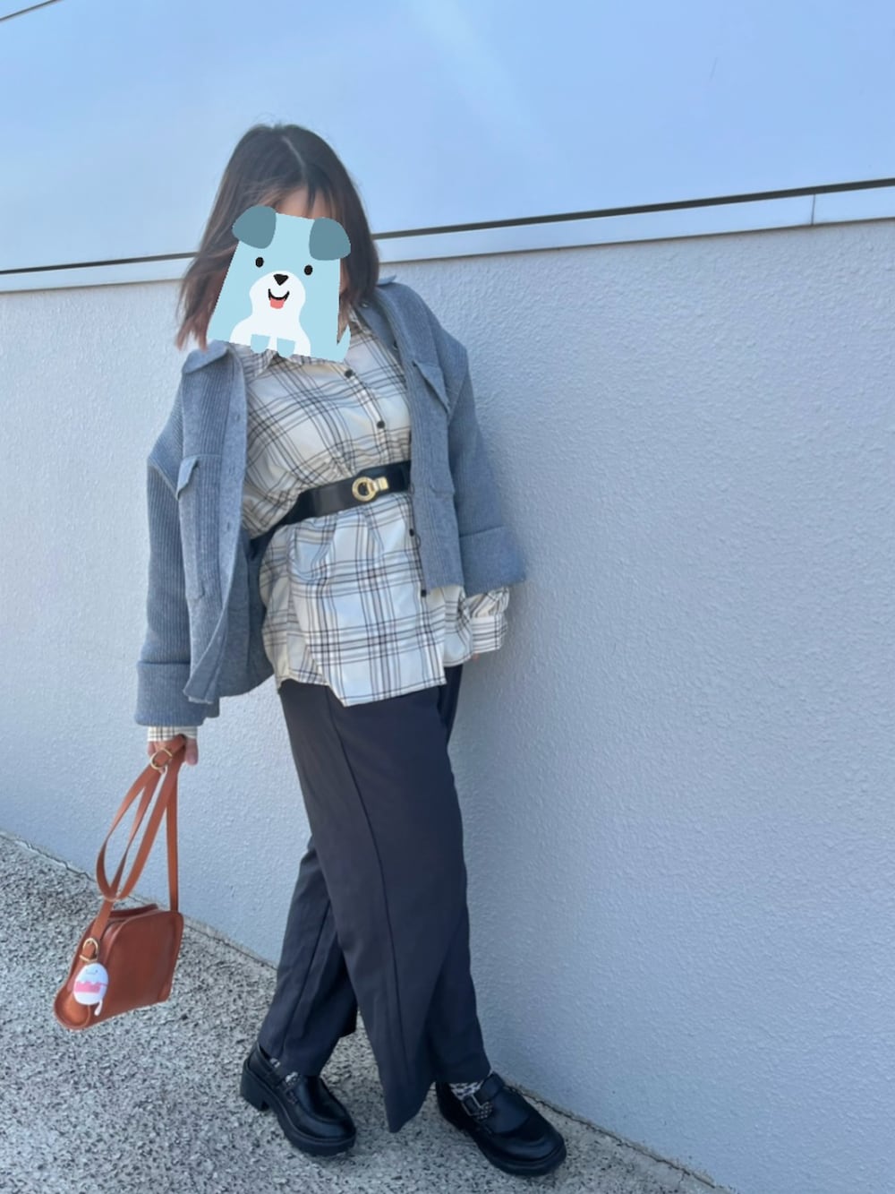 ブルー系のジャケット/アウターを着用したレディースの春コーディネートの2枚目の写真