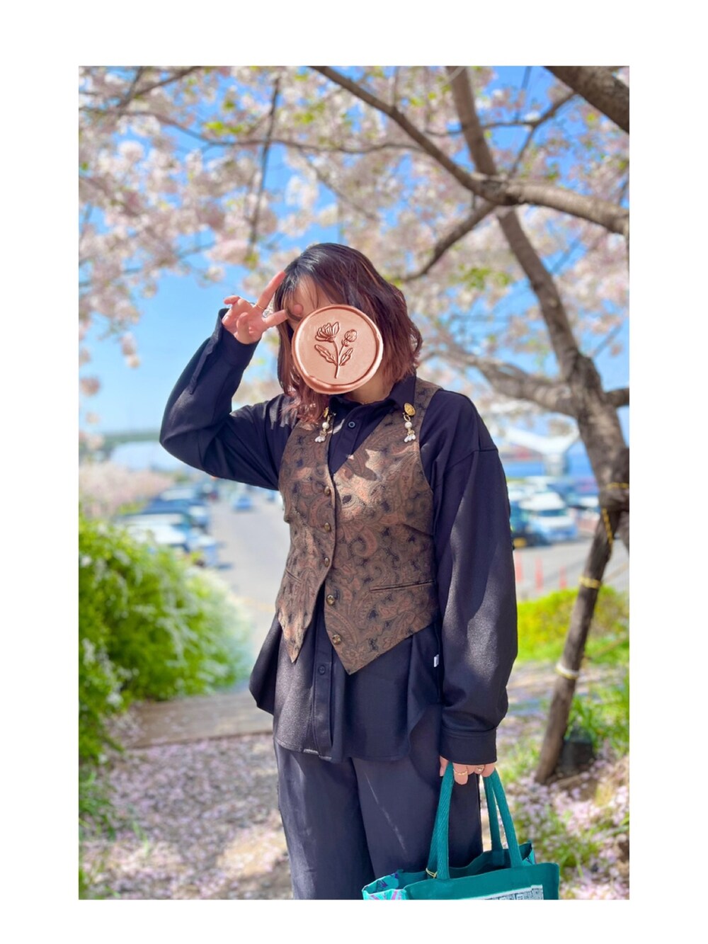 ブラック系のシャツ/ブラウス、ブラウン系のスーツベストを着用したレディースの春コーディネートの2枚目の写真