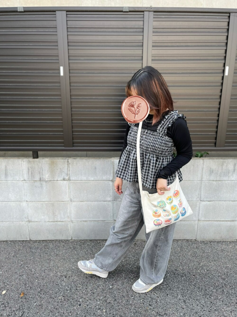 ブラック系のトップス、ブラック系のトップス、グレー系のデニムパンツを着用したレディースの春コーディネートの2枚目の写真