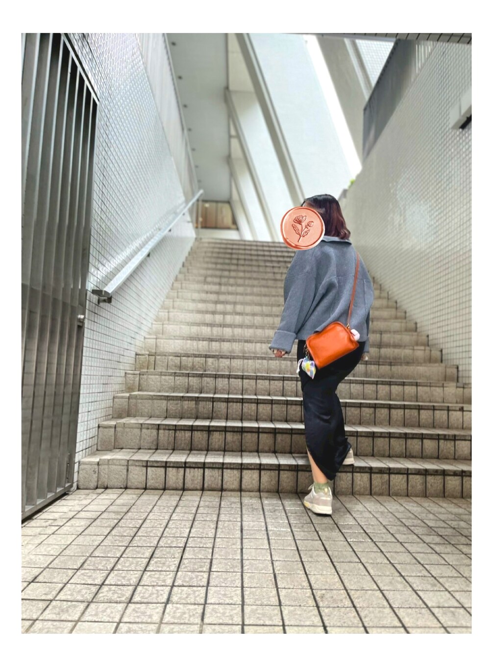 ブルー系のジャケット/アウター、グレー系のスニーカー、オレンジ系のショルダーバッグを着用したレディースの春コーディネートの2枚目の写真