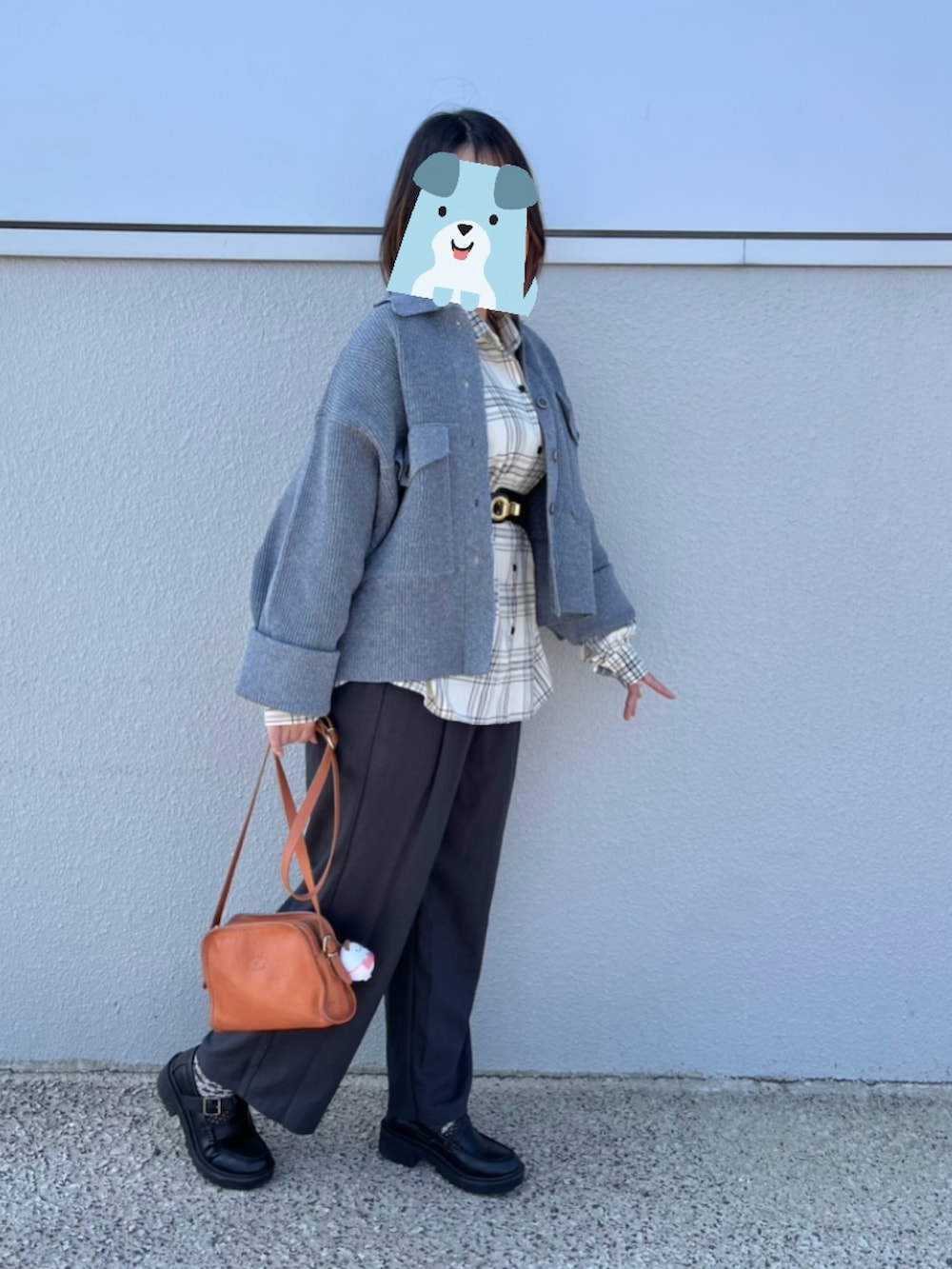ブルー系のジャケット/アウターを着用したレディースの春コーディネートの4枚目の写真