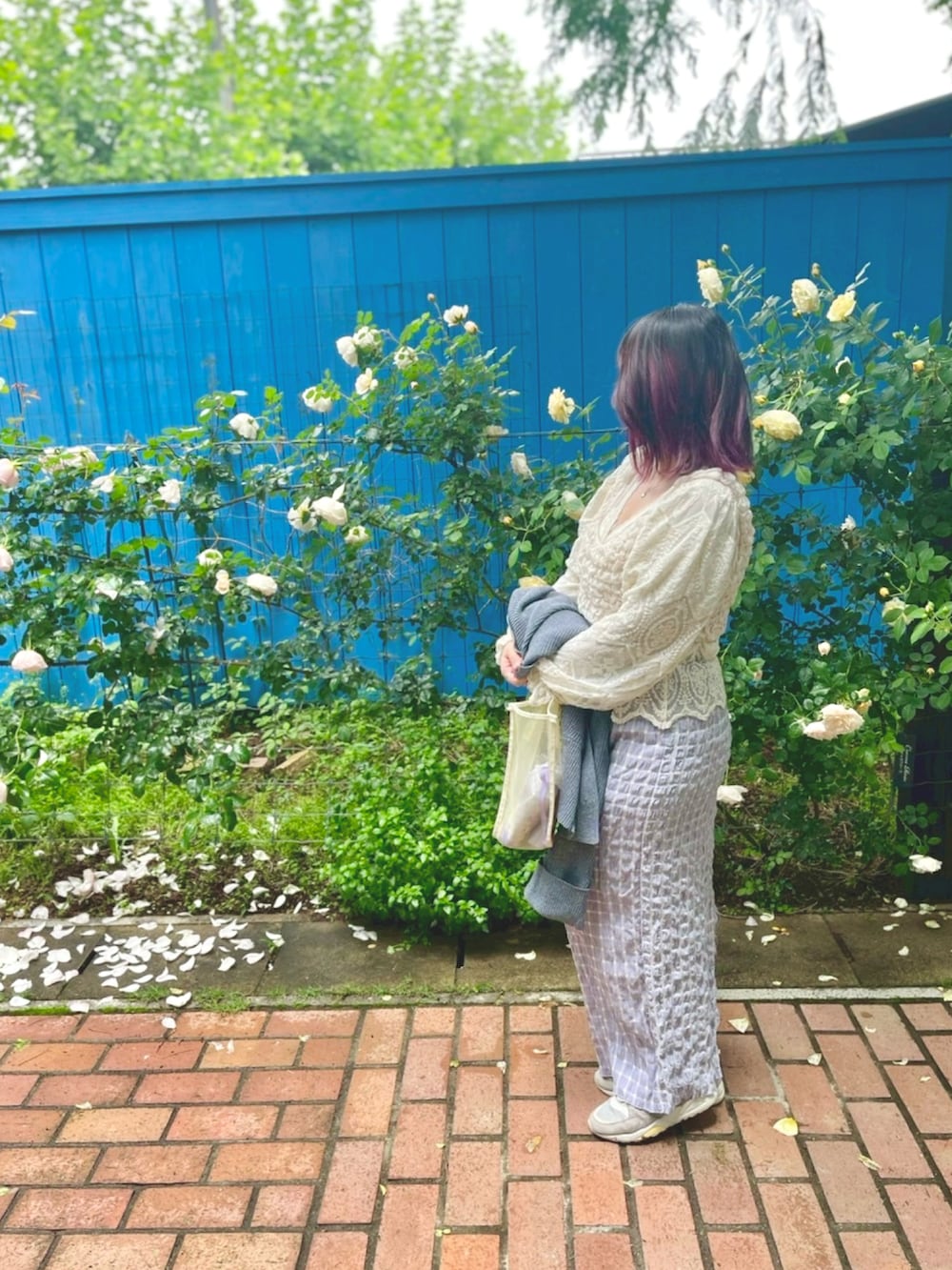 ブルー系のジャケット/アウター、パープル系のスカート、グレー系のスニーカーを着用したレディースの夏コーディネートの2枚目の写真