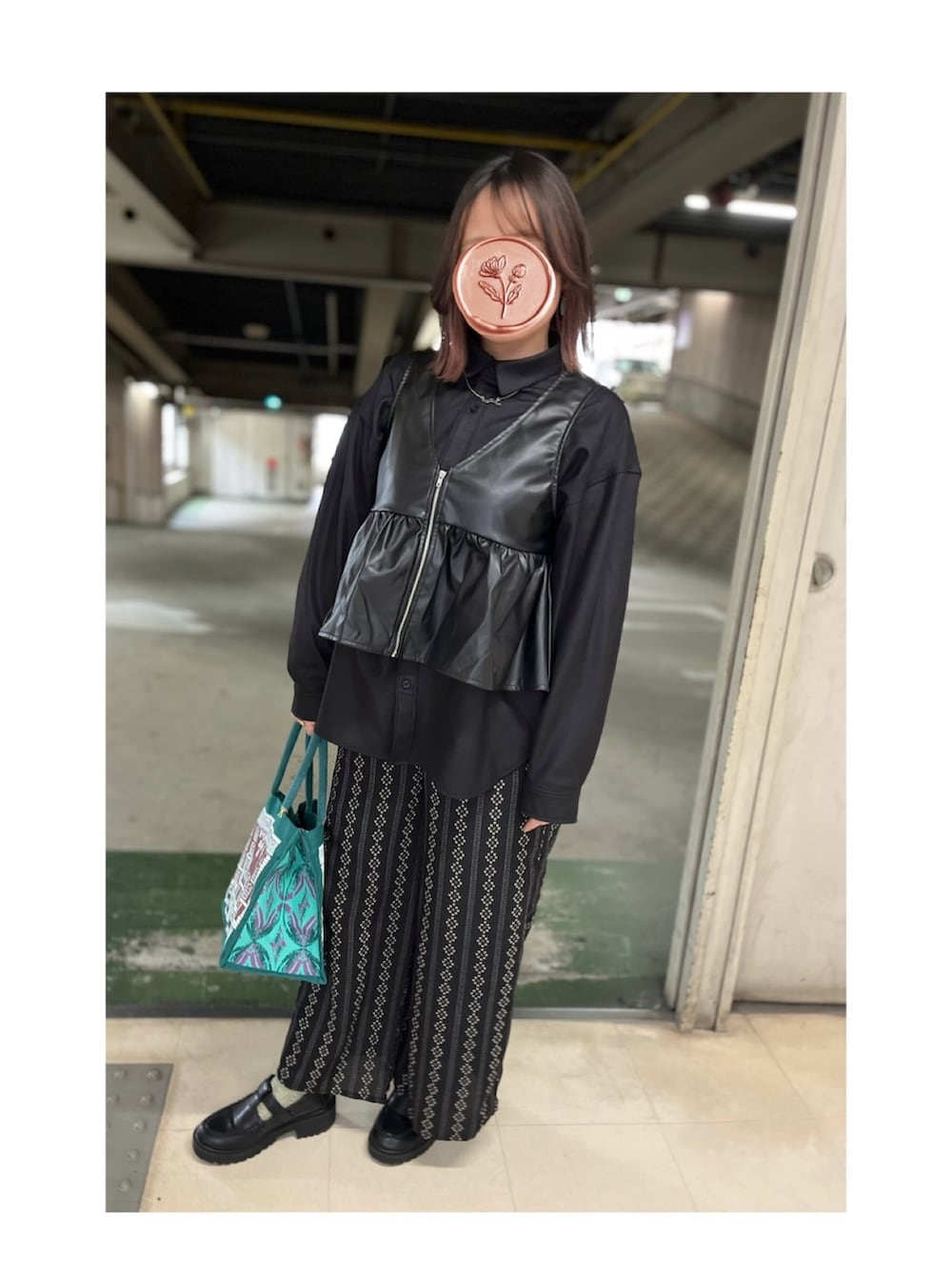 ブラック系のシャツ/ブラウスを着用したレディースの春コーディネートの2枚目の写真