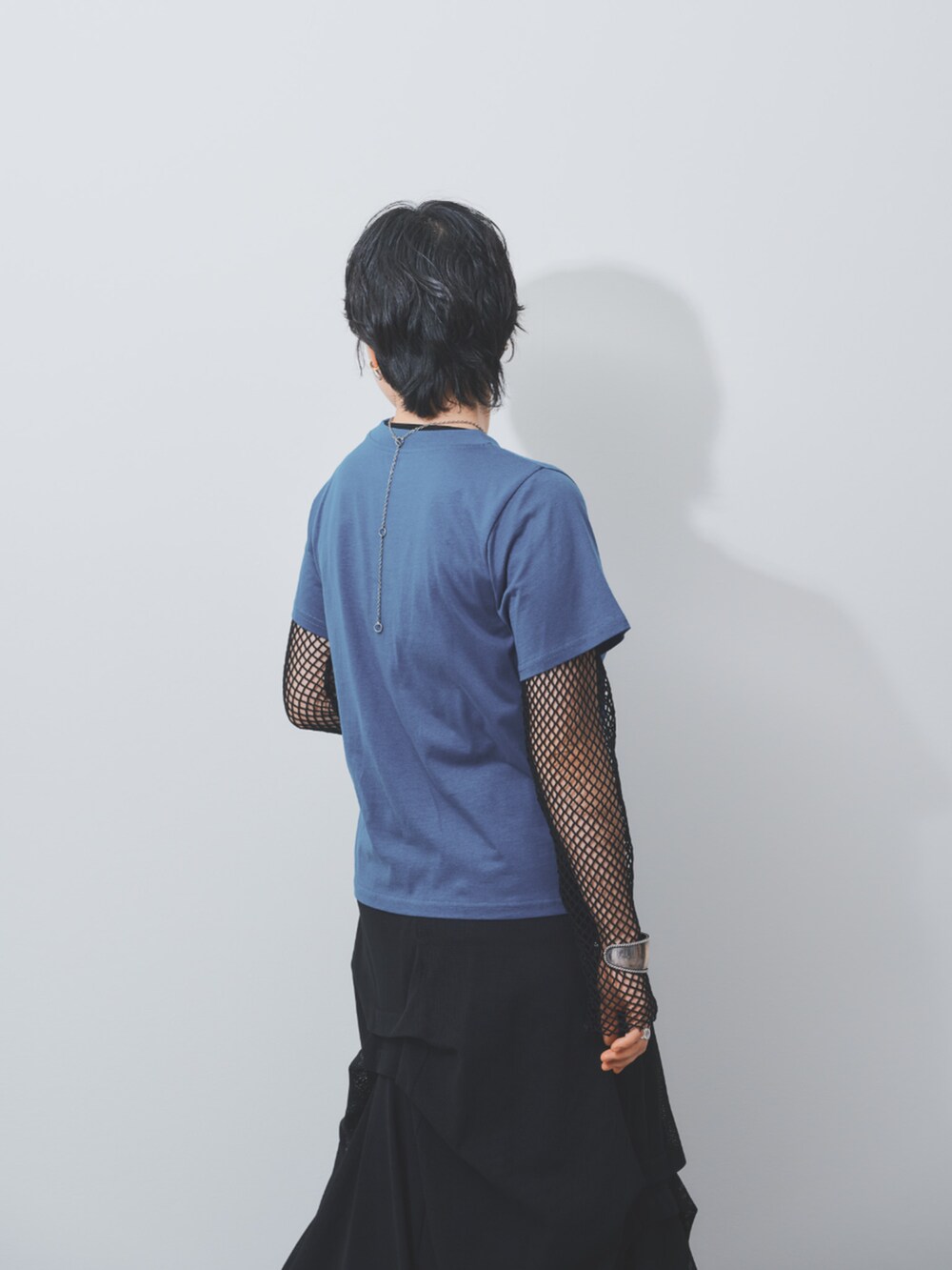 ブルー系のTシャツ/カットソー、ブラック系のスカートを着用したレディースの夏コーディネートの3枚目の写真