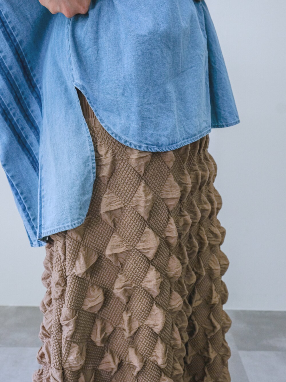 ブラウン系のスカートを着用したレディースの夏コーディネートの2枚目の写真