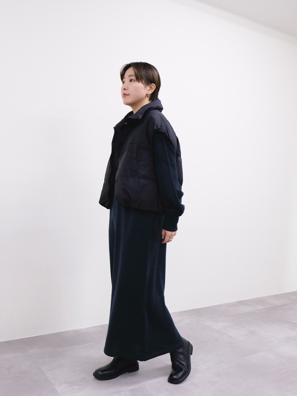 グレー系のワンピースを着用したレディースの冬コーディネートの2枚目の写真