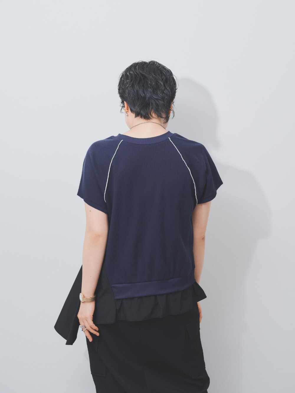 ブルー系のTシャツ/カットソー、ブラック系のスカートを着用したレディースの夏コーディネートの3枚目の写真