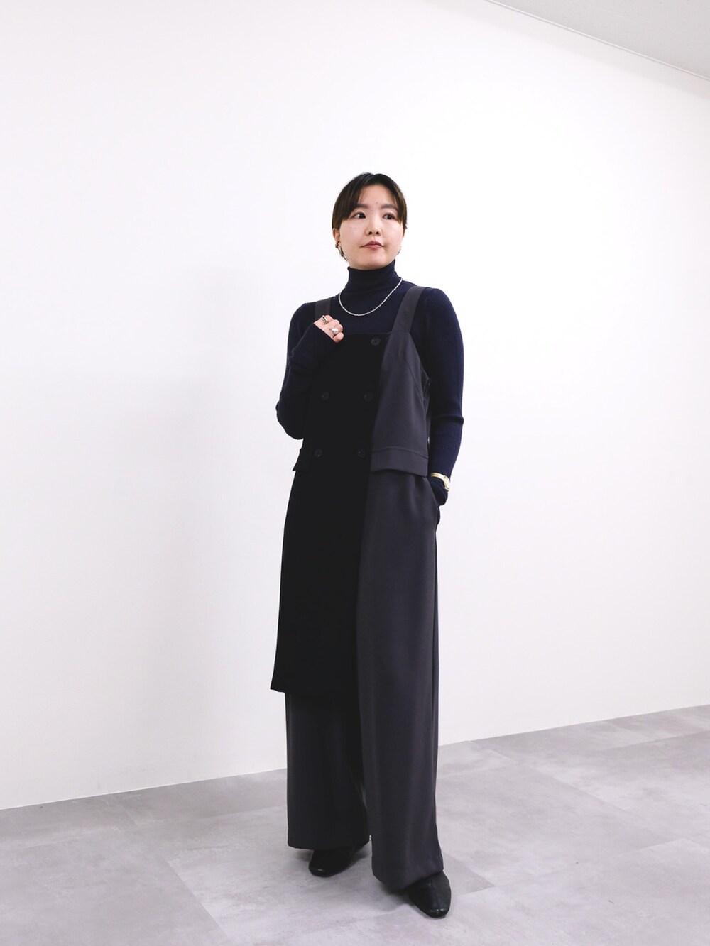 グレー系のカーディガン/ボレロ、ブルー系のニット/セーター、グレー系のつなぎ/オールインワンを着用したレディースの冬コーディネートの2枚目の写真