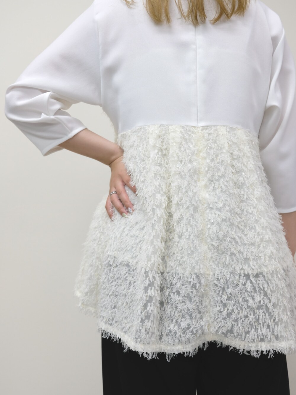 ホワイト系のTシャツ/カットソー、ブラック系のスラックスを着用したレディースの秋コーディネートの2枚目の写真