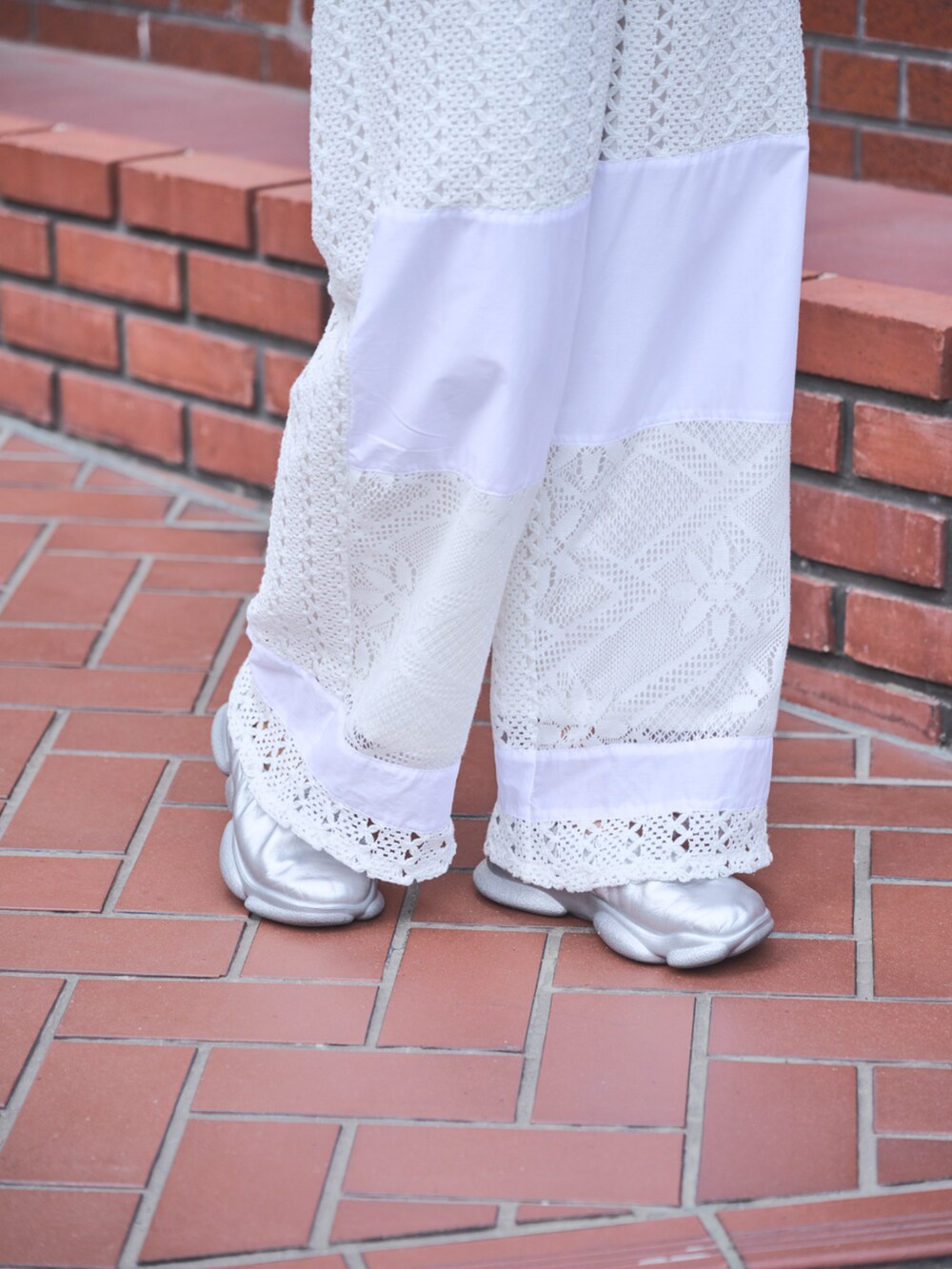 ホワイト系のシャツ/ブラウスを着用したレディースの春コーディネートの4枚目の写真