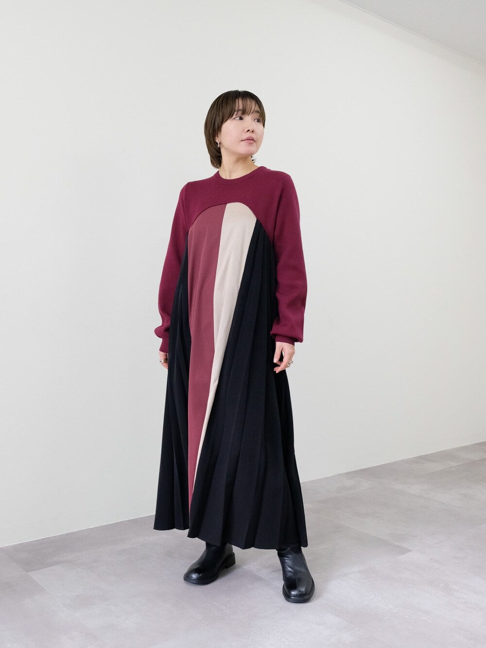 ブラウン系のMA-1、レッド系のワンピースを着用したレディースの冬コーディネートの2枚目の写真