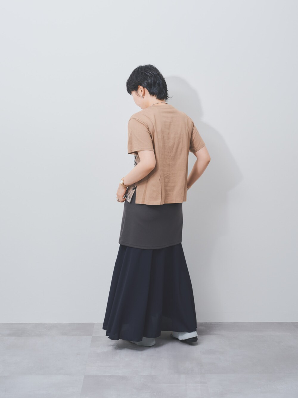 ベージュ系のTシャツ/カットソーを着用したレディースの夏コーディネートの4枚目の写真