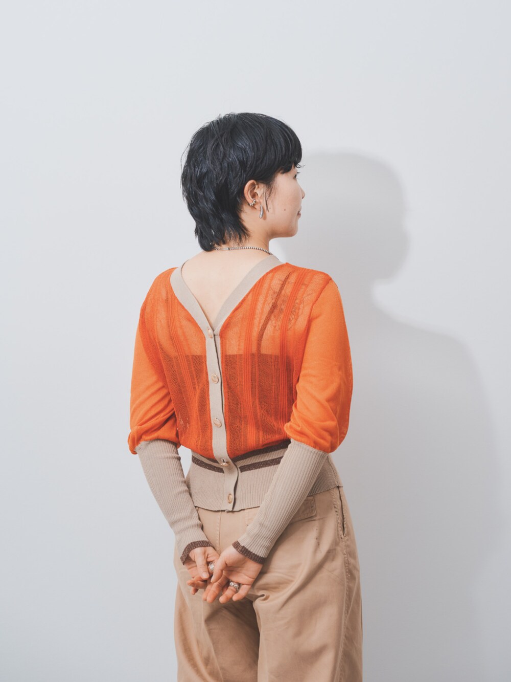 ブラウン系のカーディガン/ボレロを着用したレディースの夏コーディネートの3枚目の写真