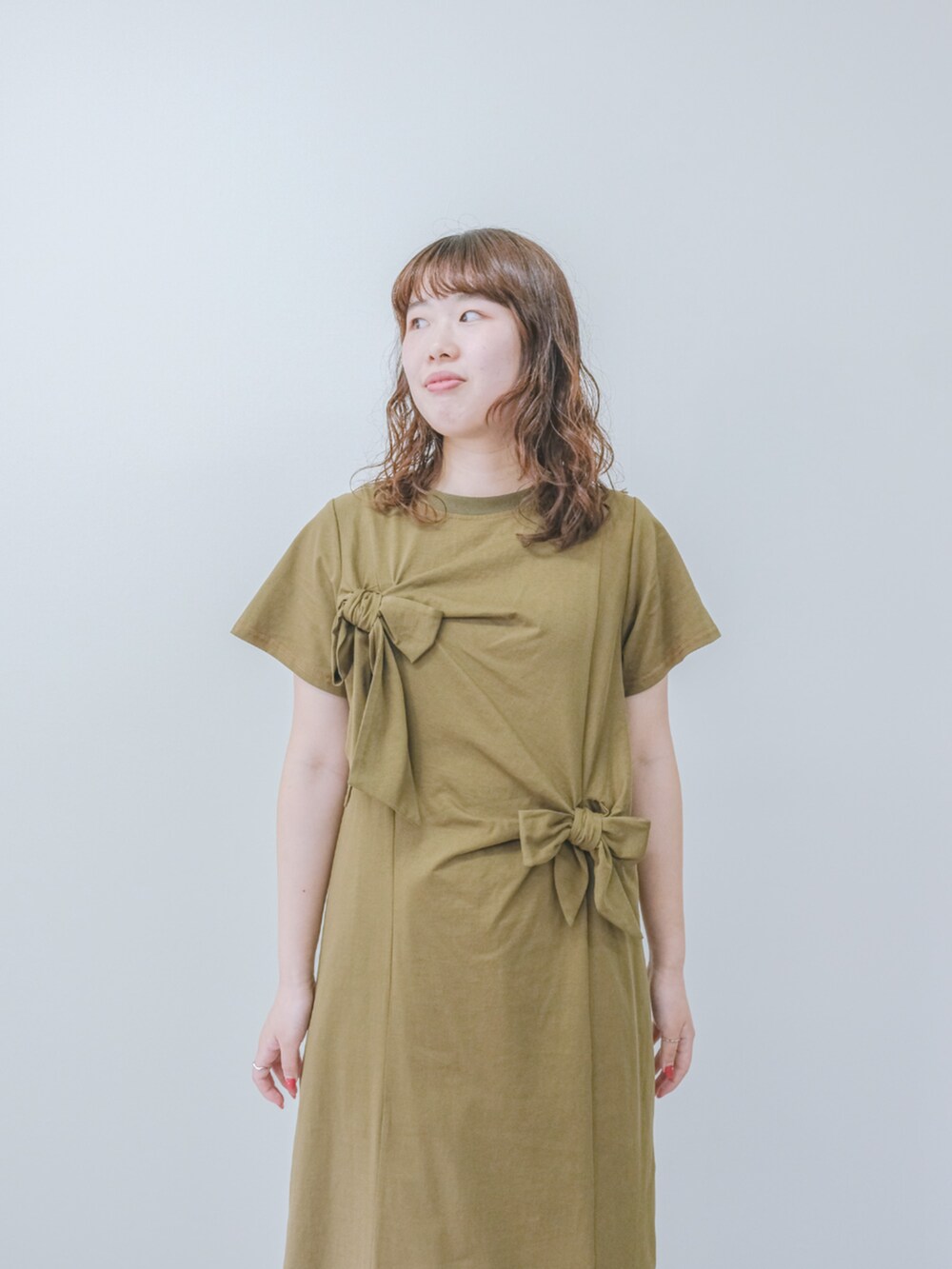 グリーン系のワンピース、ホワイト系のその他パンツを着用したレディースの夏コーディネートの2枚目の写真