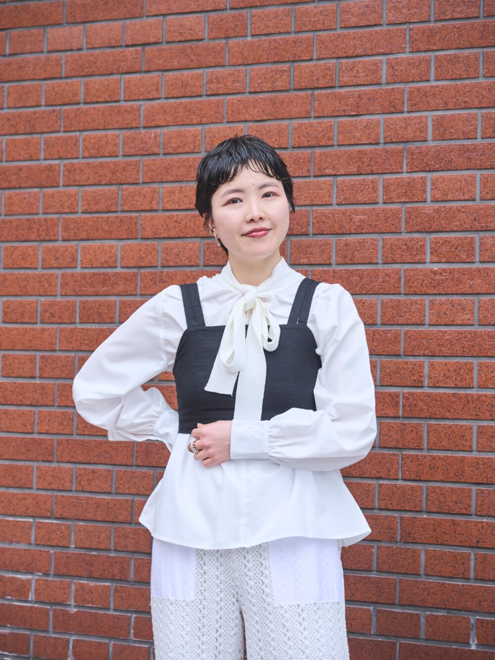 ホワイト系のシャツ/ブラウスを着用したレディースの春コーディネートの3枚目の写真