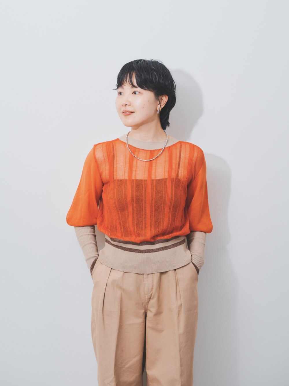 ブラウン系のカーディガン/ボレロを着用したレディースの夏コーディネートの2枚目の写真