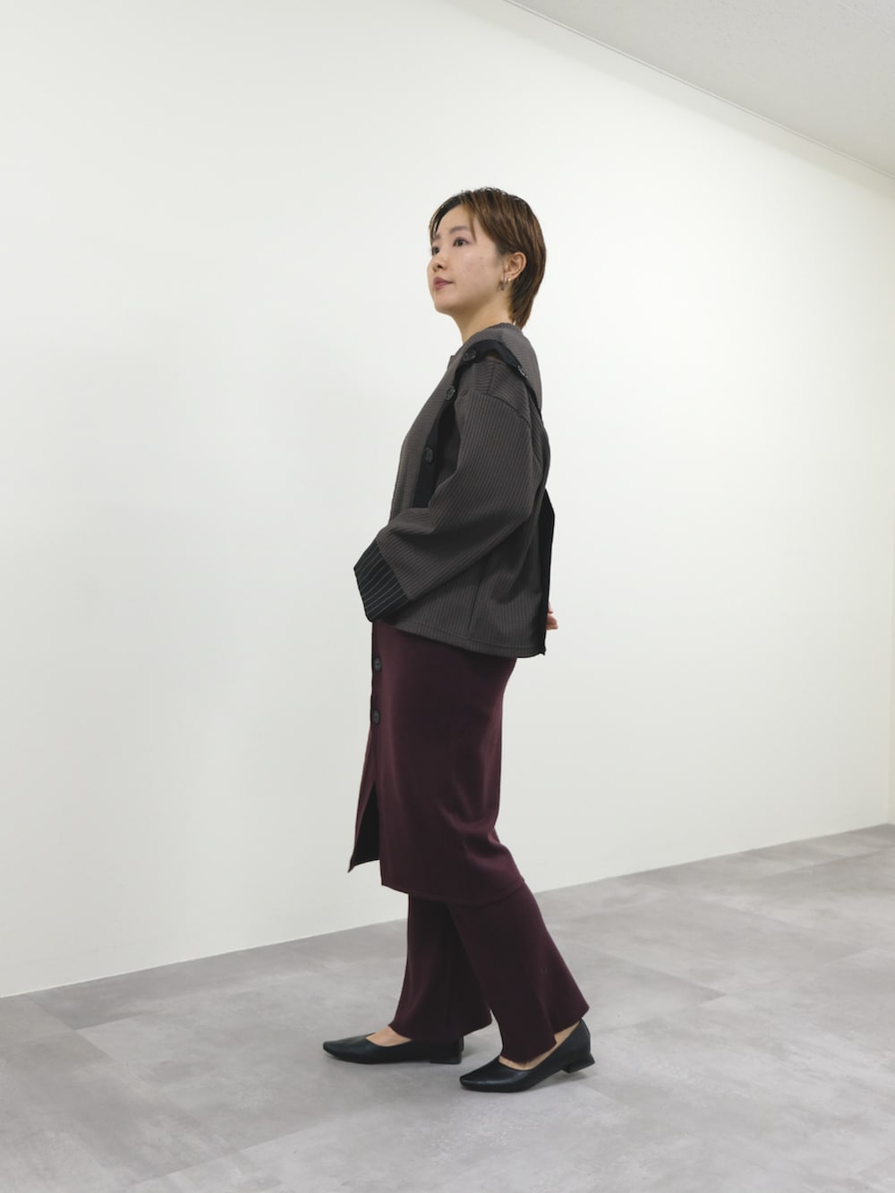 グレー系のTシャツ/カットソー、レッド系のその他パンツを着用したレディースの秋コーディネートの2枚目の写真