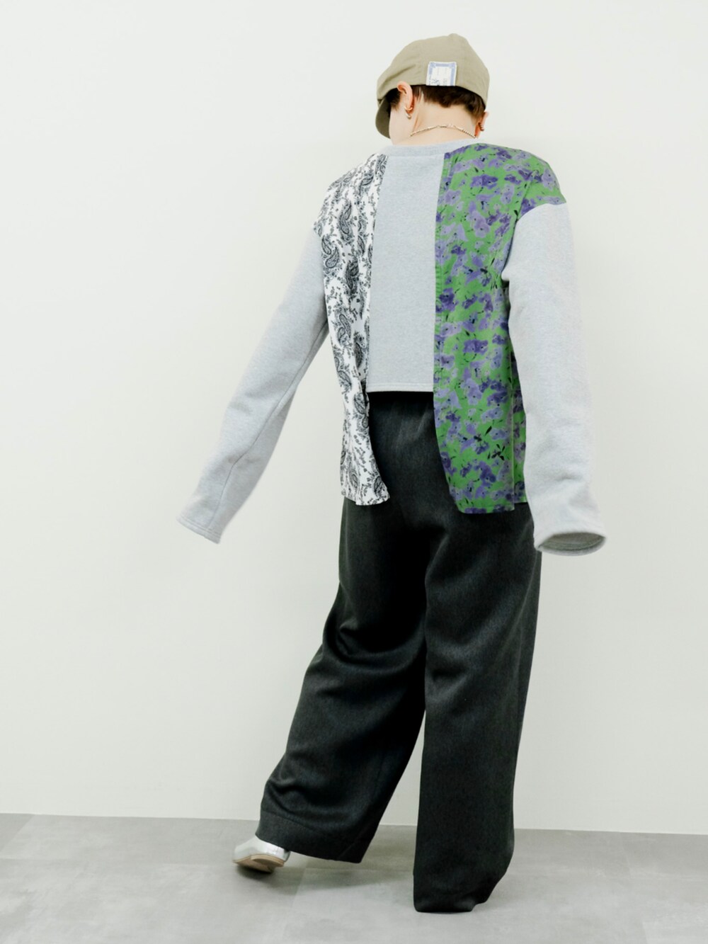 グレー系のスウェット、グレー系のスラックスを着用したレディースの秋コーディネートの2枚目の写真