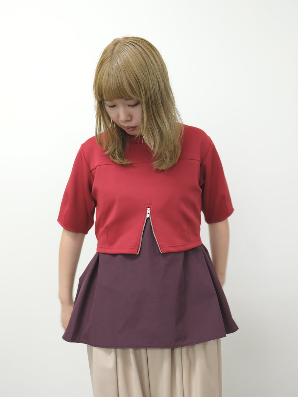 レッド系のシャツ/ブラウス、ベージュ系のスラックスを着用したレディースの秋コーディネートの2枚目の写真