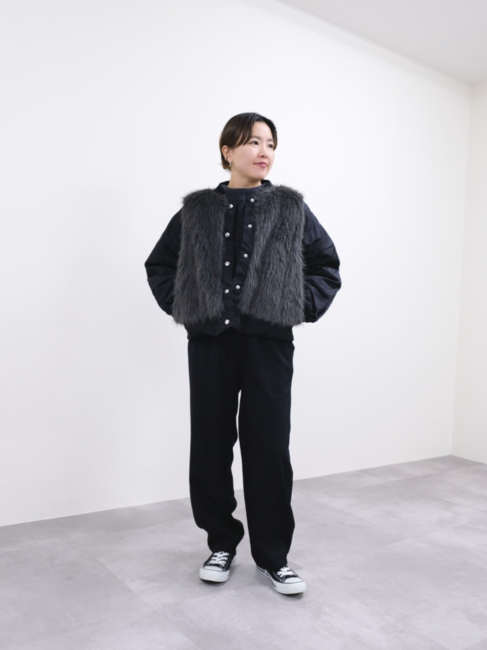 グレー系のニット/セーター、ブラック系のその他パンツ、ブラック系のダウンジャケット/コートを着用したレディースの冬コーディネートの2枚目の写真