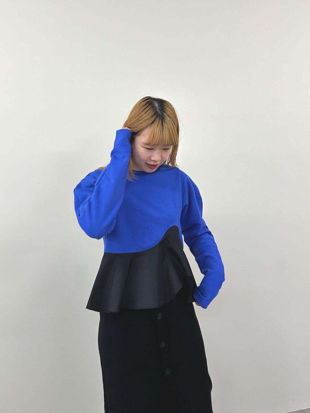 ブルー系のスウェット、ブラック系のその他パンツを着用したレディースの秋コーディネートの3枚目の写真