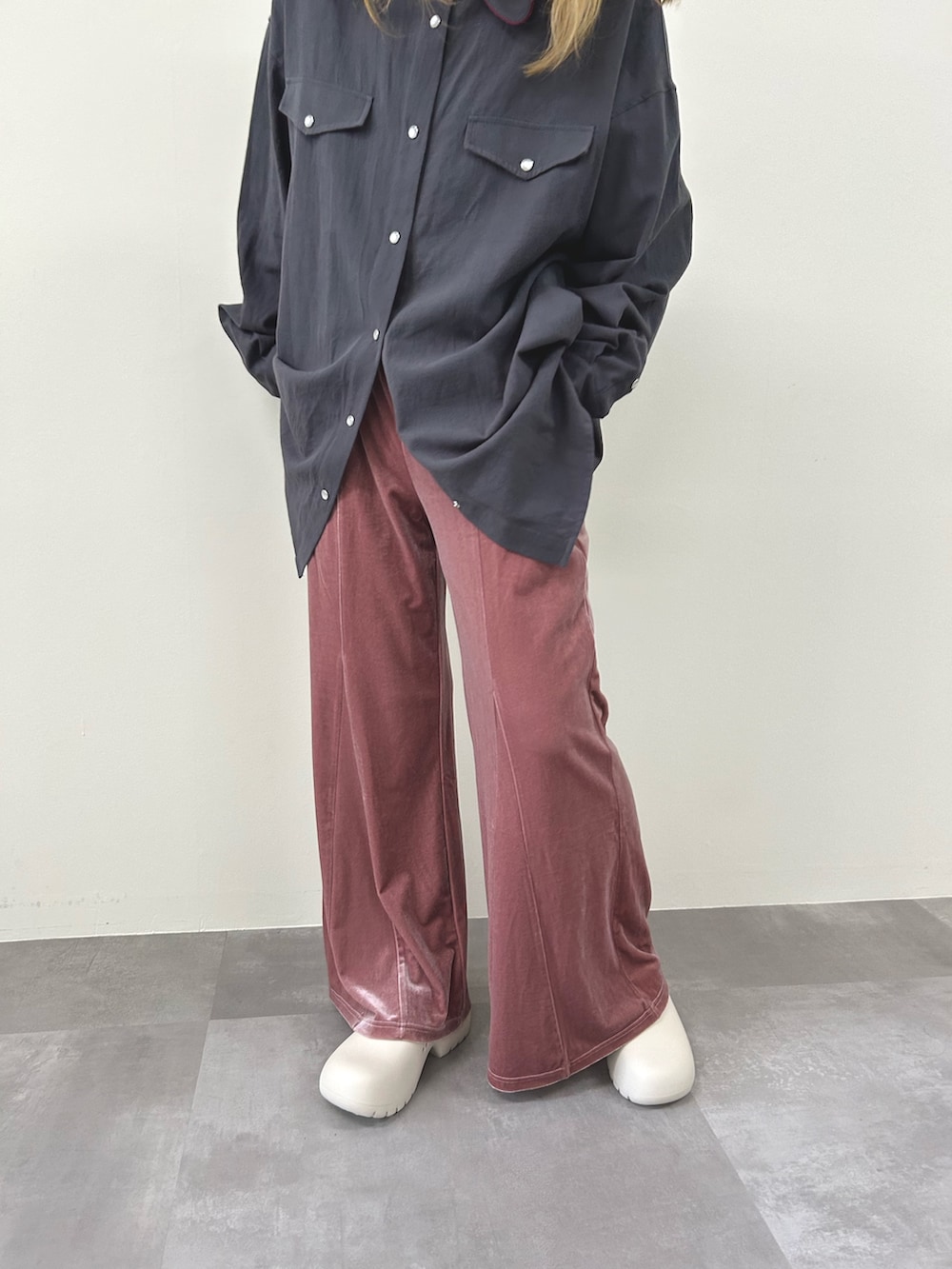 グレー系のシャツ/ブラウス、ピンク系のその他パンツを着用したレディースの秋コーディネートの3枚目の写真