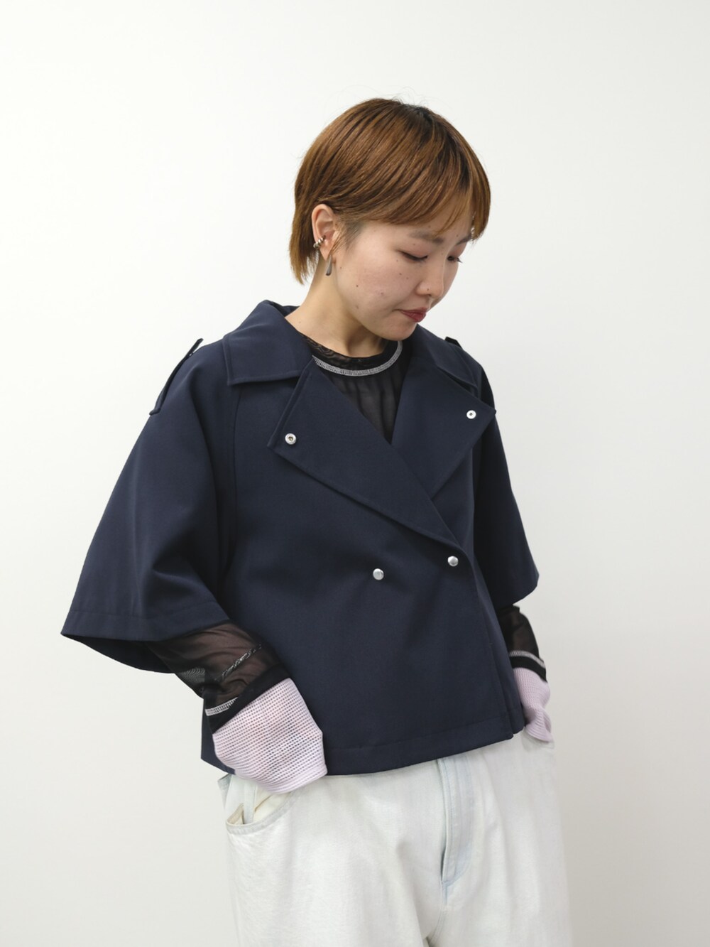 ブルー系のその他アウター、ブラック系のTシャツ/カットソーを着用したレディースの秋コーディネートの2枚目の写真