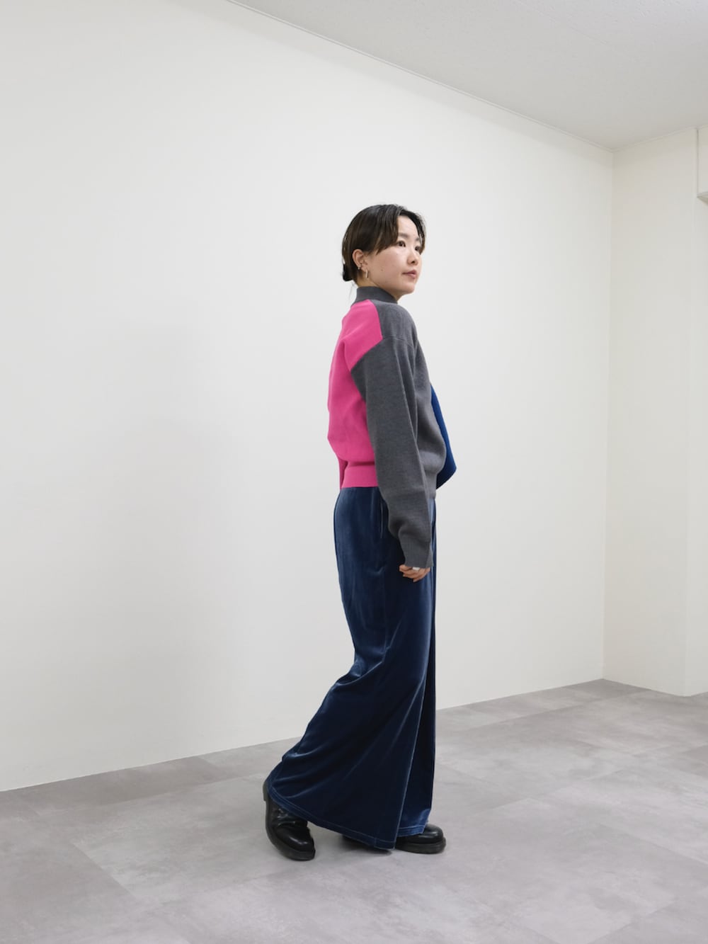 グレー系のニット/セーター、ブルー系のその他パンツを着用したレディースの冬コーディネートの2枚目の写真