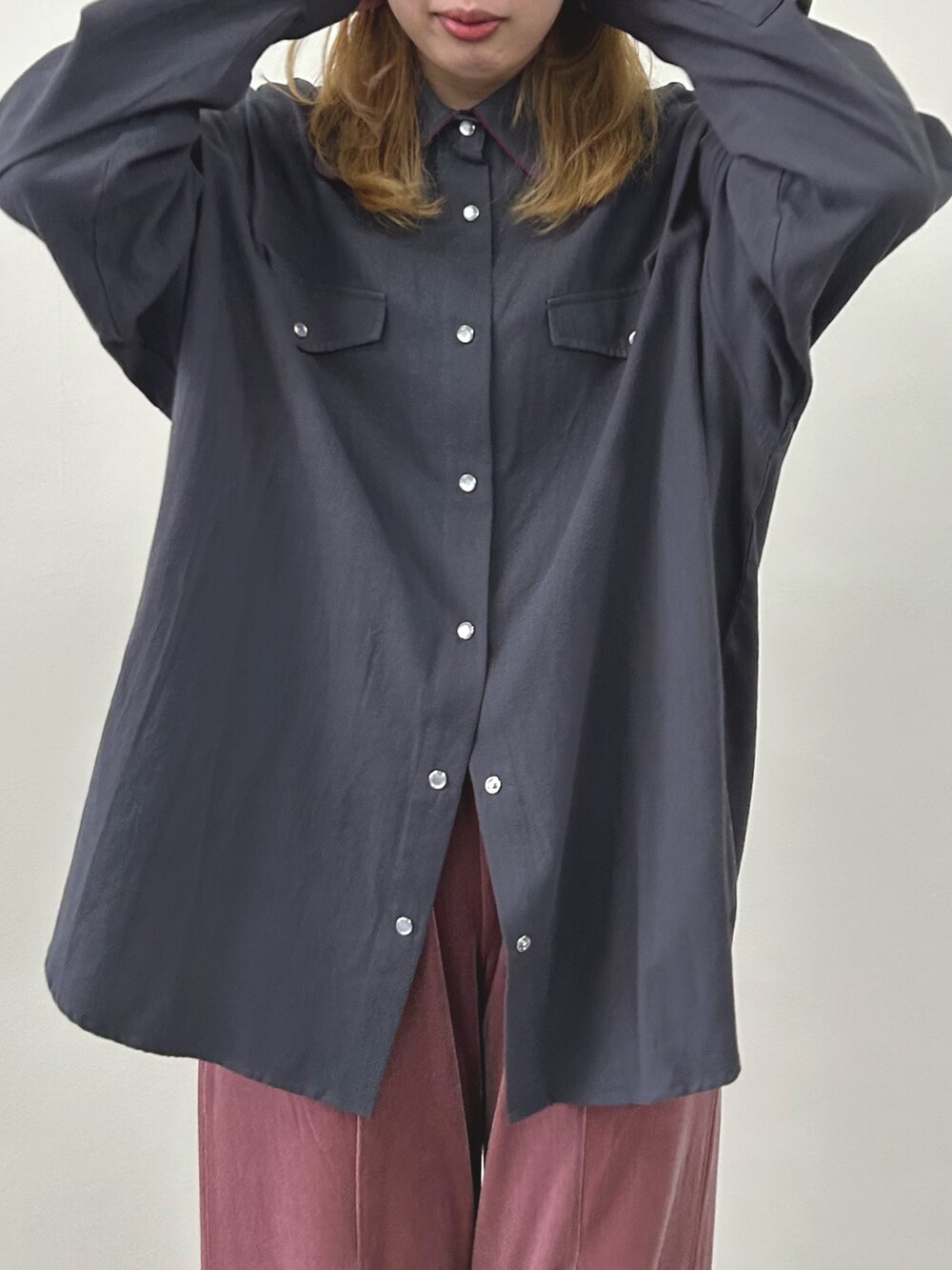 グレー系のシャツ/ブラウス、ピンク系のその他パンツを着用したレディースの秋コーディネートの2枚目の写真