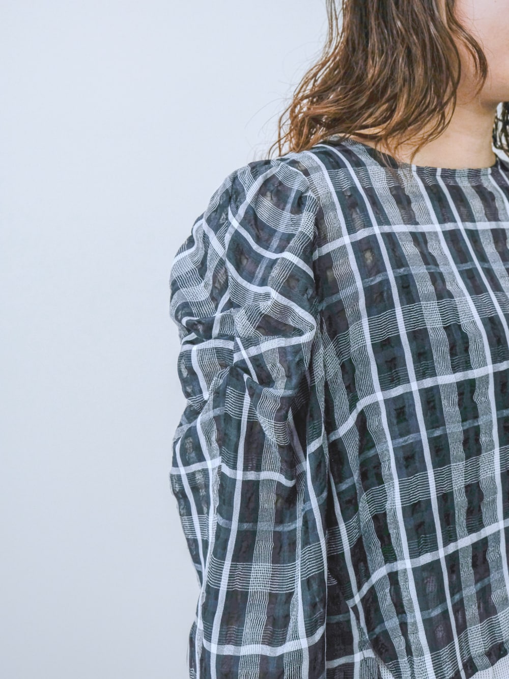 ブルー系のシャツ/ブラウス、ホワイト系のスカートを着用したレディースの夏コーディネートの3枚目の写真