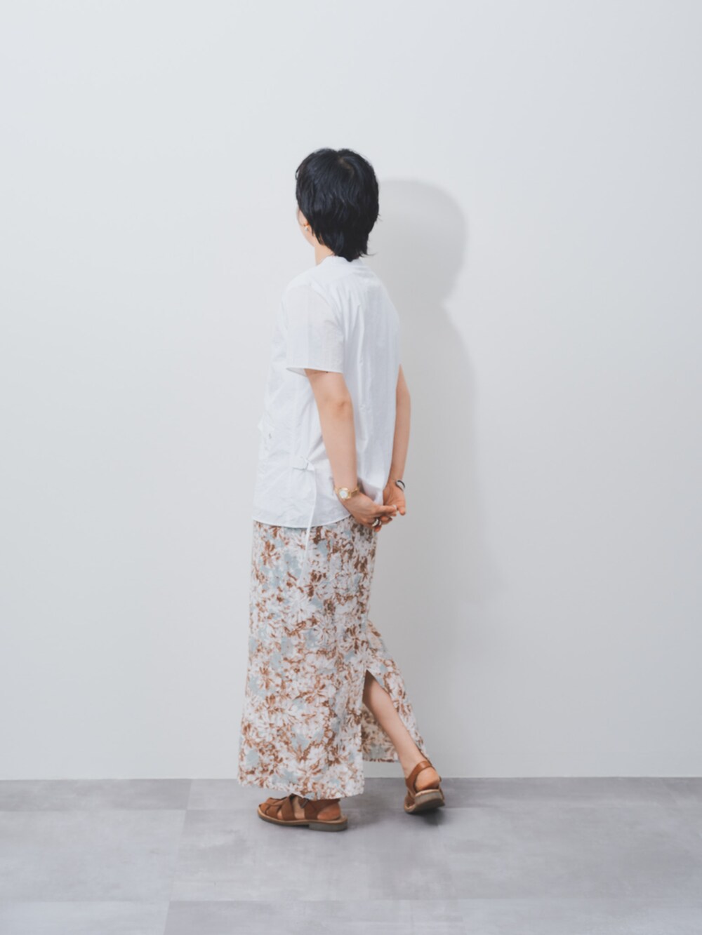 ホワイト系のシャツ/ブラウスを着用したレディースの夏コーディネートの4枚目の写真