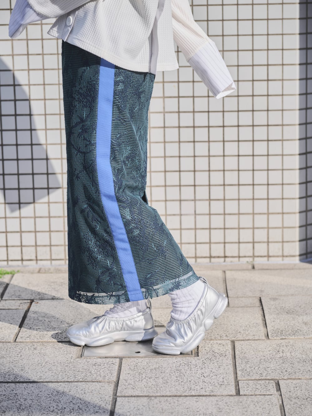 グリーン系のスカートを着用したレディースの春コーディネートの4枚目の写真