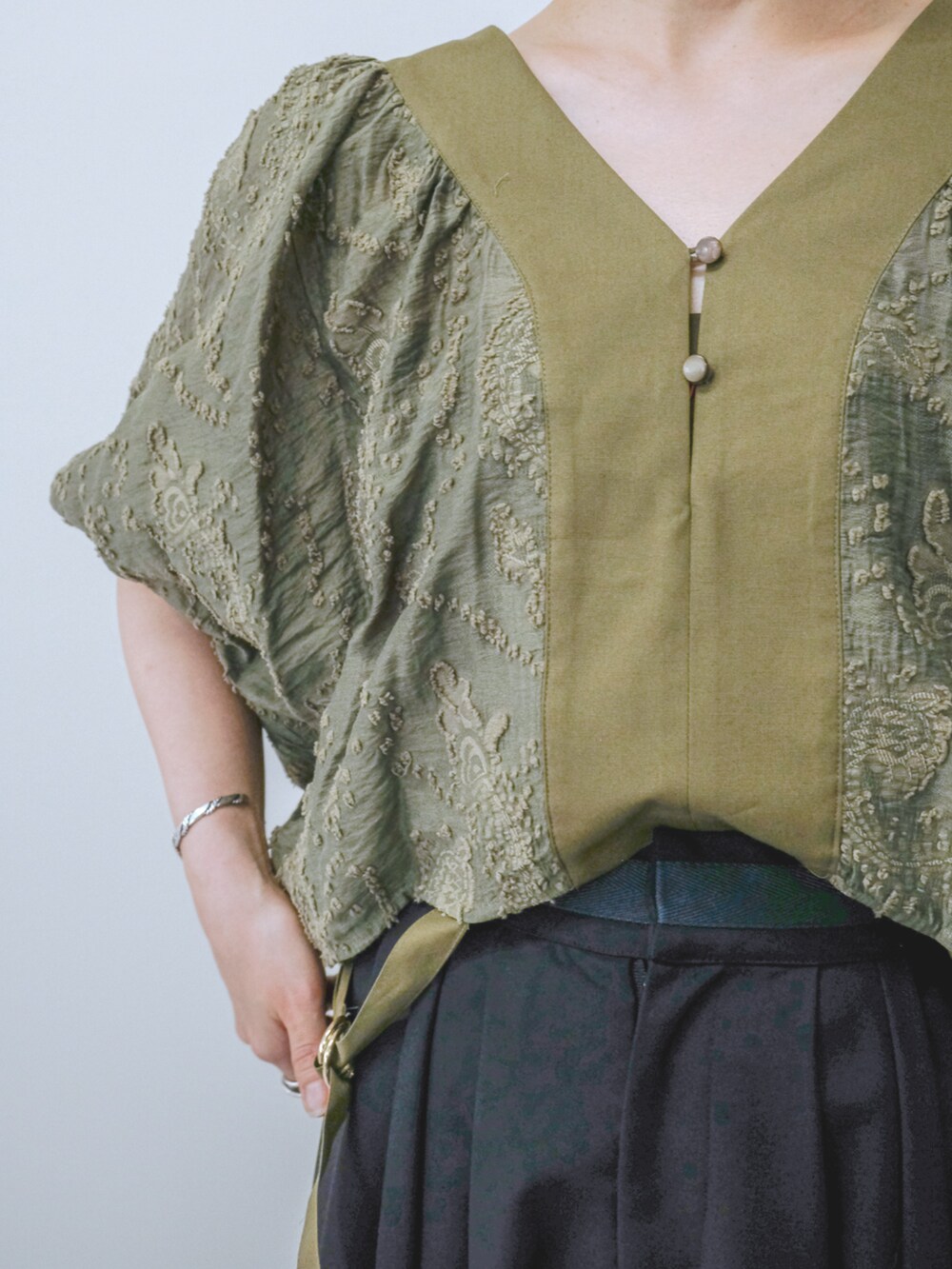 グリーン系のシャツ/ブラウスを着用したレディースの夏コーディネートの3枚目の写真