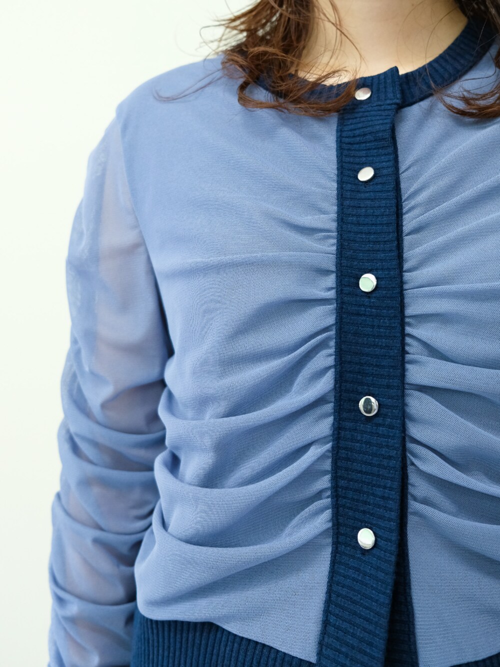 グレー系のカーディガン/ボレロ、ブラック系のスカートを着用したレディースの秋コーディネートの3枚目の写真