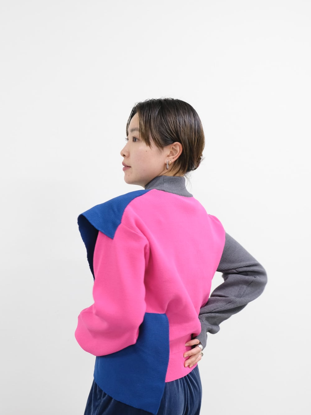 グレー系のニット/セーター、ブルー系のその他パンツを着用したレディースの冬コーディネートの4枚目の写真