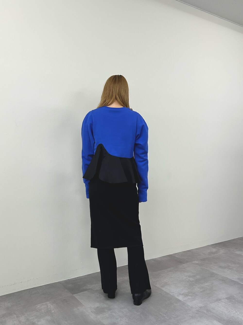 ブルー系のスウェット、ブラック系のその他パンツを着用したレディースの秋コーディネートの2枚目の写真