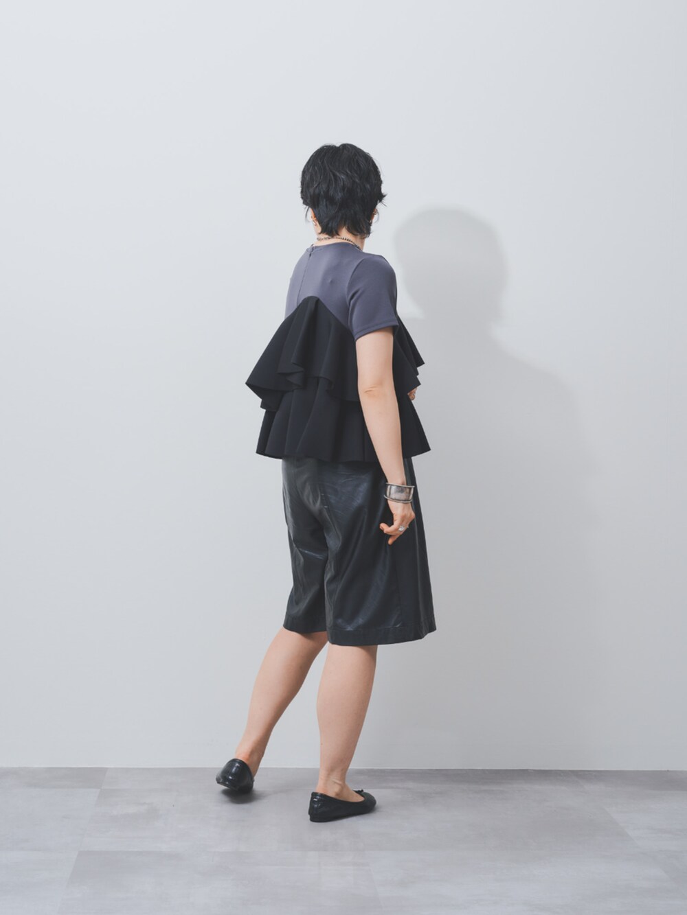 グレー系のTシャツ/カットソーを着用したレディースの夏コーディネートの4枚目の写真