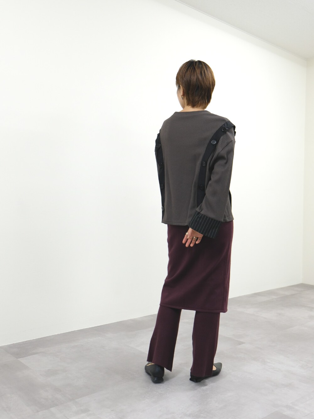 グレー系のTシャツ/カットソー、レッド系のその他パンツを着用したレディースの秋コーディネートの3枚目の写真